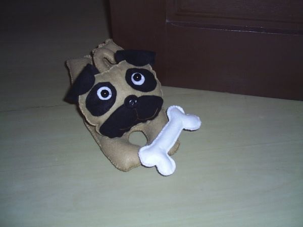 peso de porta pug deitadinho com ossinho
